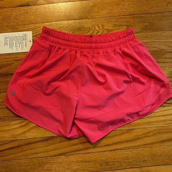 NEVER WORN Lipgloss Lululemon Hotty Hot LR short 4” - Picture 2 of 4